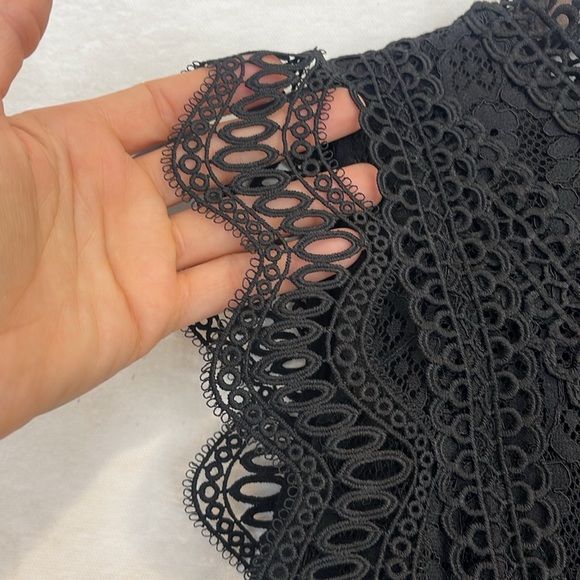 Scalloped Cut-out lace Top - Picture 3 of 8